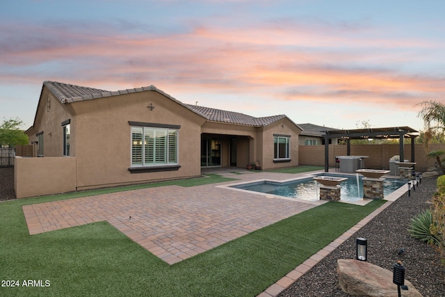 back house at dusk featuring a pergola, pool water feature, a swimming pool with hot tub, and a patio