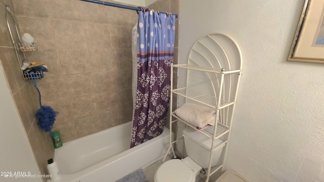 417 N 38th Ave, Phoenix, AZ 85009 - full bathroom featuring shower / tub combo with curtain and toilet