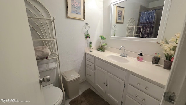 417 N 38th Ave, Phoenix, AZ 85009 - bathroom featuring toilet, vanity, a shower with curtain, and a textured wall