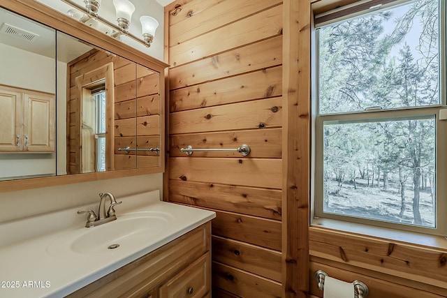 2793 Canyon Ridge Rd, Overgaard, AZ 85933 - bathroom featuring visible vents and vanity