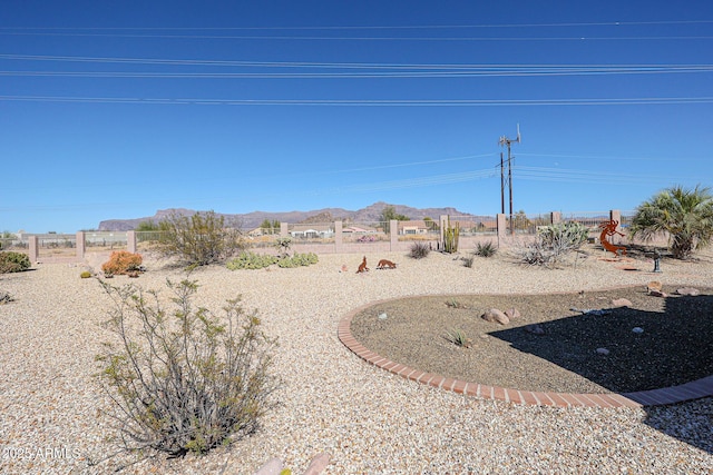 view of yard featuring a mountain view