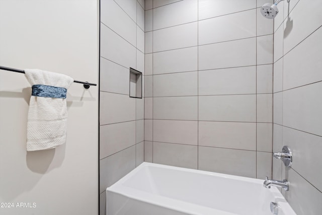 bathroom featuring tiled shower / bath combo