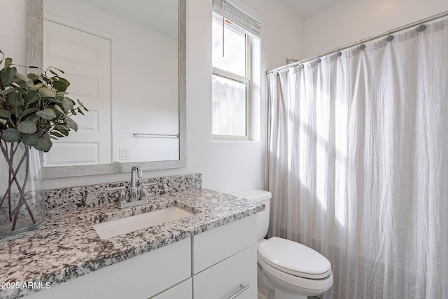 full bathroom with a shower with shower curtain, toilet, and vanity