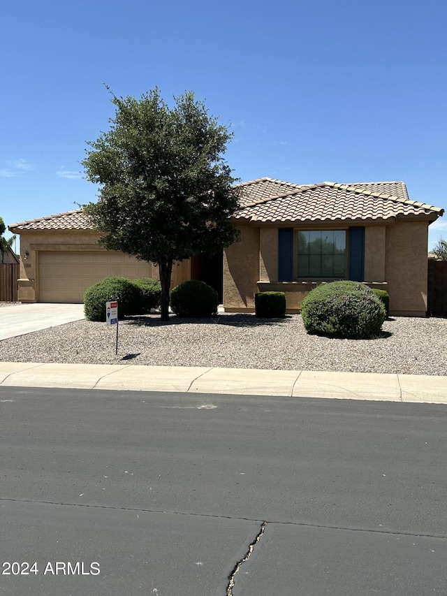 view of front facade featuring a garage