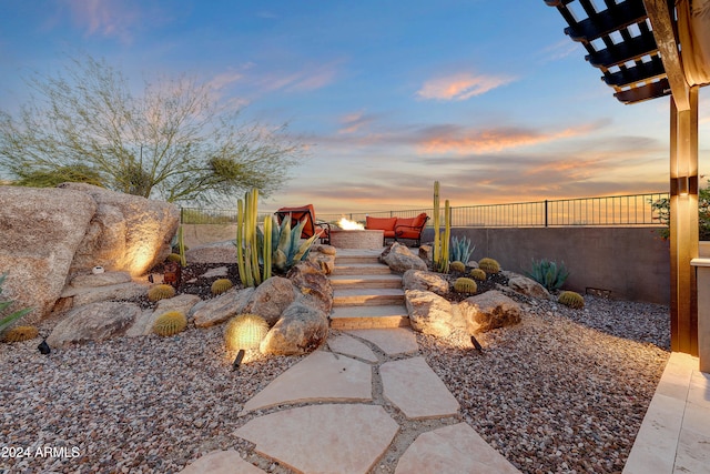 view of yard at dusk