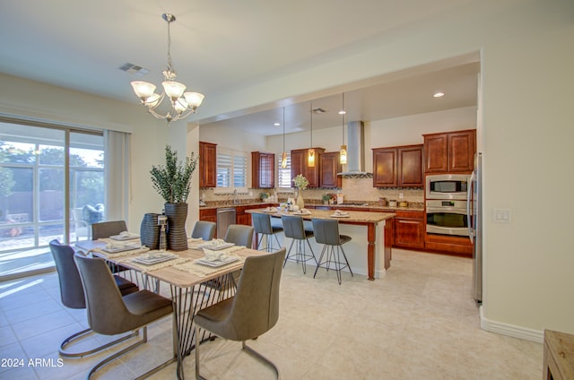 dining area featuring sink and an inviting chandelier