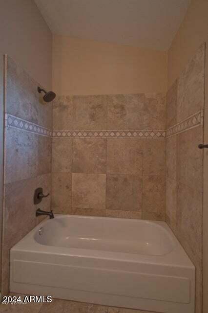 bathroom featuring tiled shower / bath combo