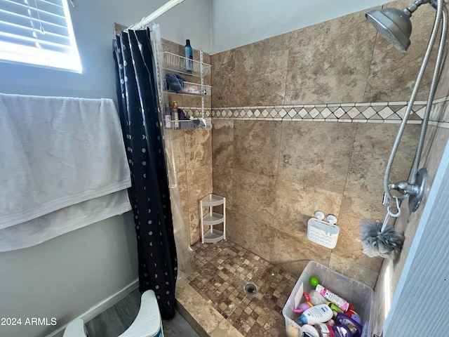 bathroom featuring a shower with shower curtain