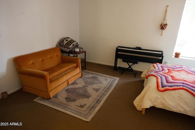 living area with carpet flooring and baseboards