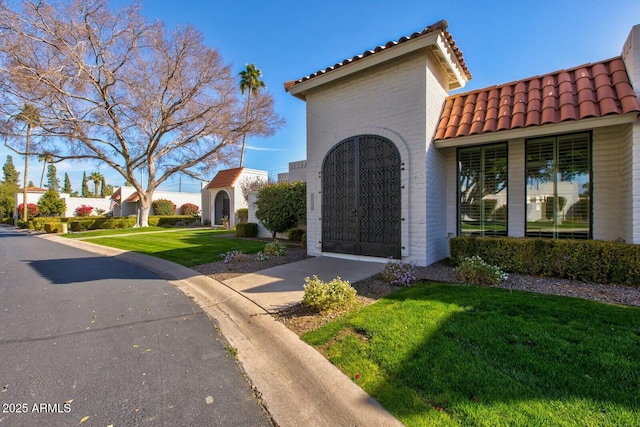 property entrance featuring a yard