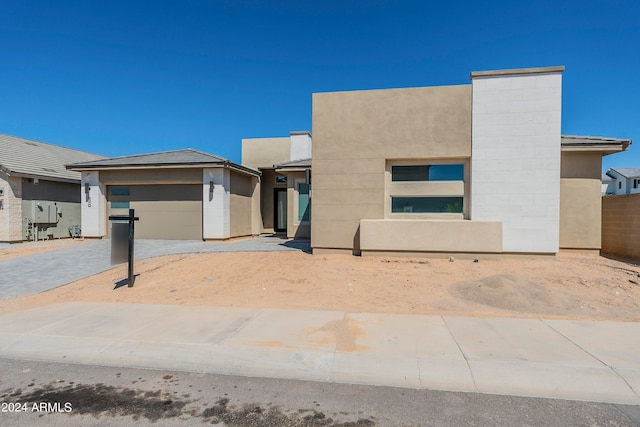 view of front facade featuring a garage