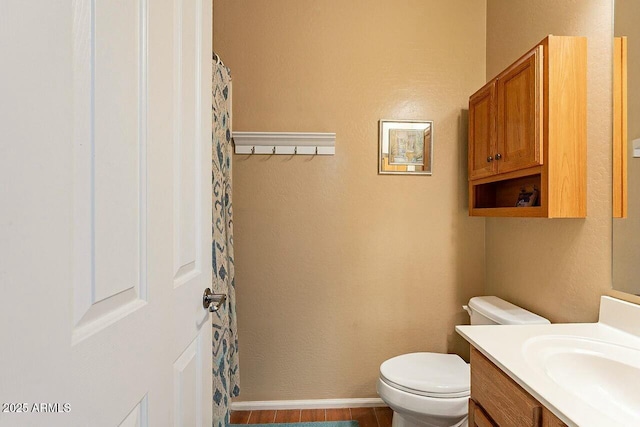 bathroom featuring toilet, a shower with curtain, baseboards, and vanity