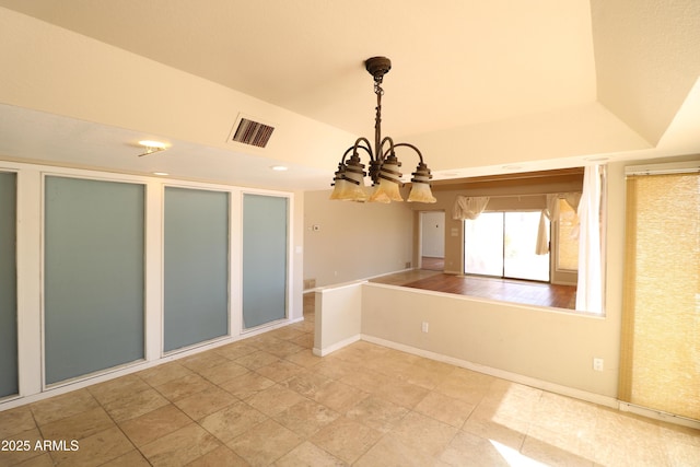 spare room with baseboards, visible vents, and a notable chandelier