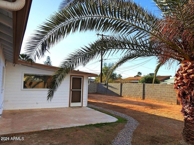 view of yard featuring a patio area