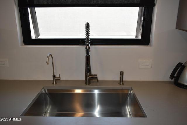 room details featuring a sink