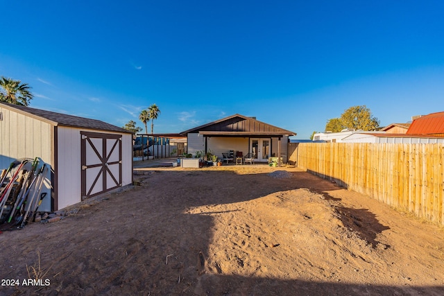 view of yard featuring a shed