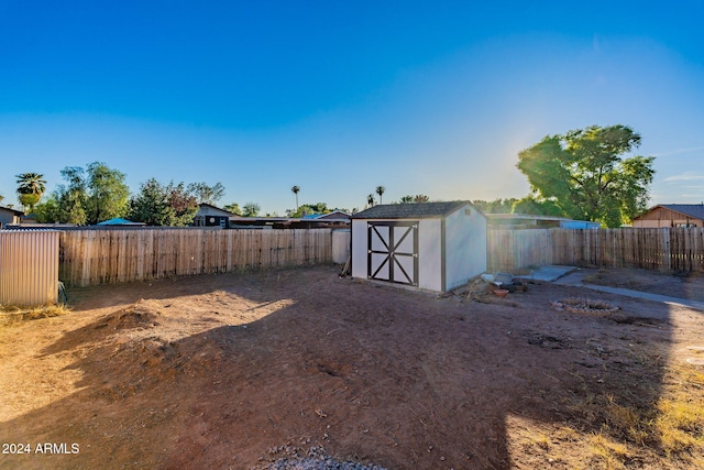 view of yard featuring a shed