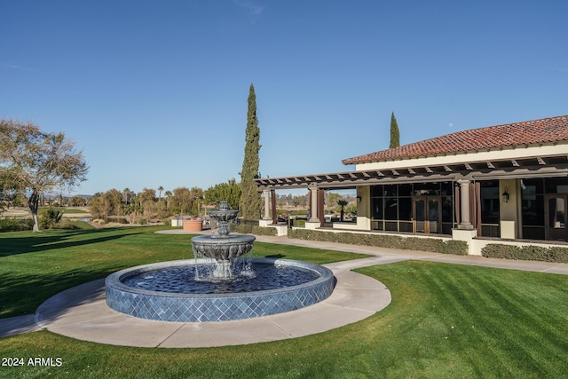 view of property's community featuring a lawn