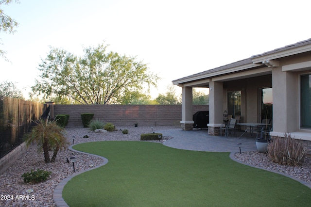 view of yard featuring a patio