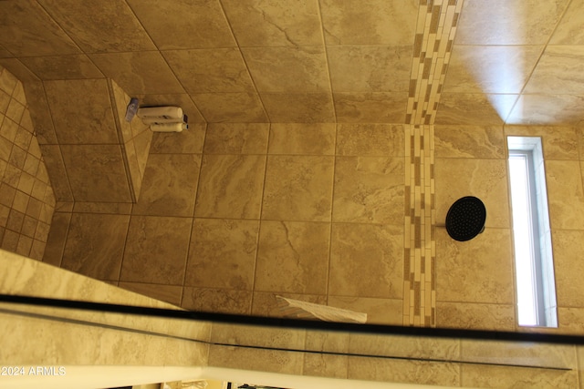 room details featuring a tile shower