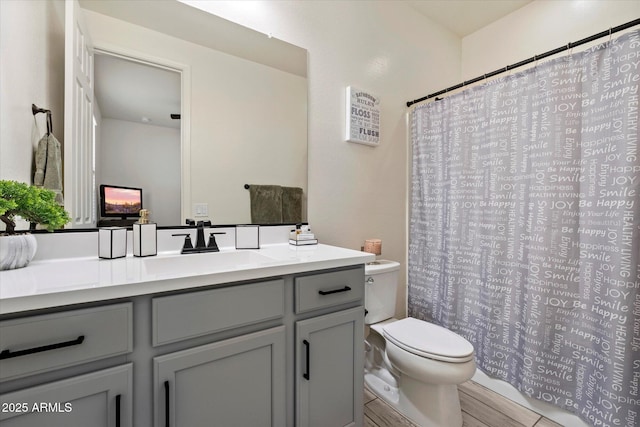 full bath with toilet, curtained shower, and vanity