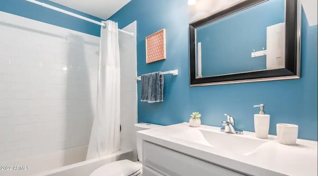 6945 E Osborn Rd Unit B, Scottsdale, AZ 85251 - full bathroom featuring vanity and shower / bath combo with shower curtain