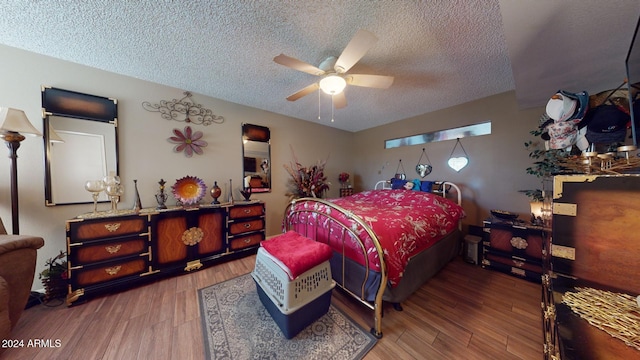 bedroom featuring a textured ceiling, hardwood / wood-style flooring, and ceiling fan