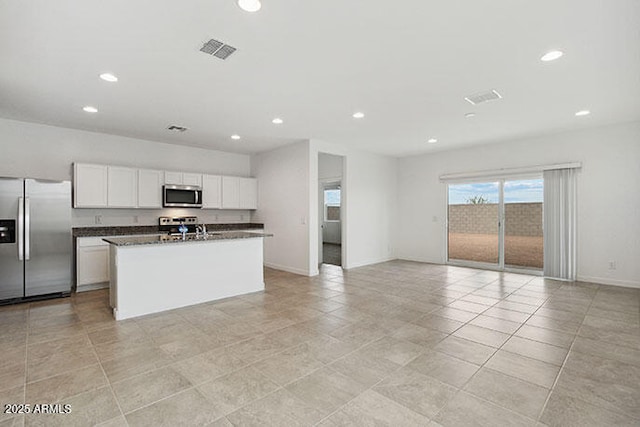 8474 W Clemente Way, Florence, AZ 85132 - kitchen featuring appliances with stainless steel finishes, recessed lighting, open floor plan, a kitchen island with sink, and baseboards