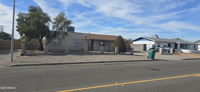 view of front of property featuring a fenced front yard