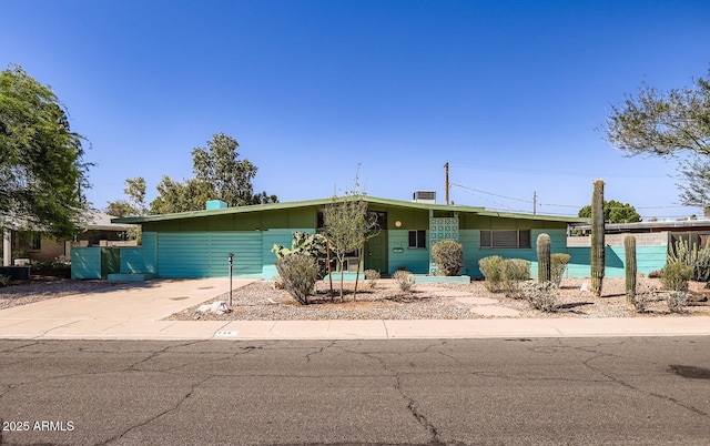 736 E Loyola Dr, Tempe, AZ 85282 - view of front of home featuring concrete driveway