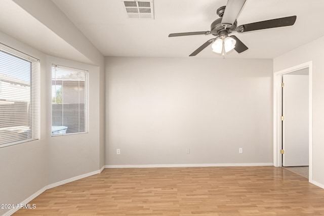 unfurnished room featuring light wood-type flooring and ceiling fan