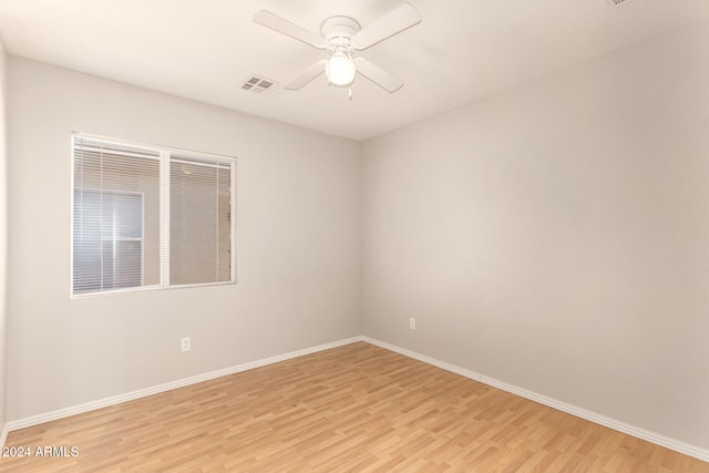 empty room featuring light hardwood / wood-style floors and ceiling fan