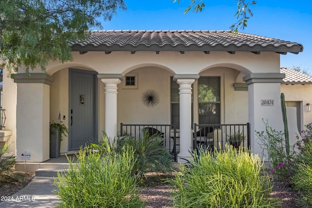 property entrance featuring a porch