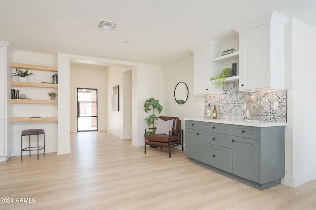 living area with light hardwood / wood-style flooring