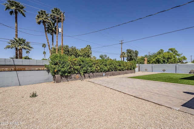 3138 N 82nd Pl, Scottsdale, AZ 85251 - view of yard featuring a fenced backyard and a patio area