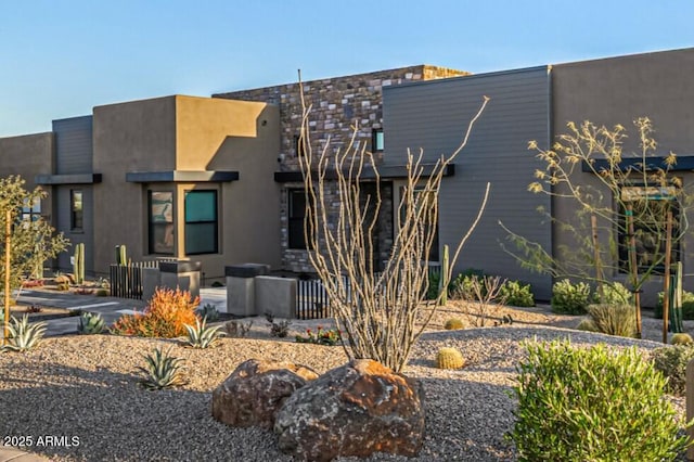 view of front facade with stucco siding