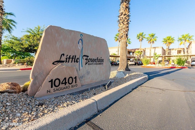 community / neighborhood sign with a residential view