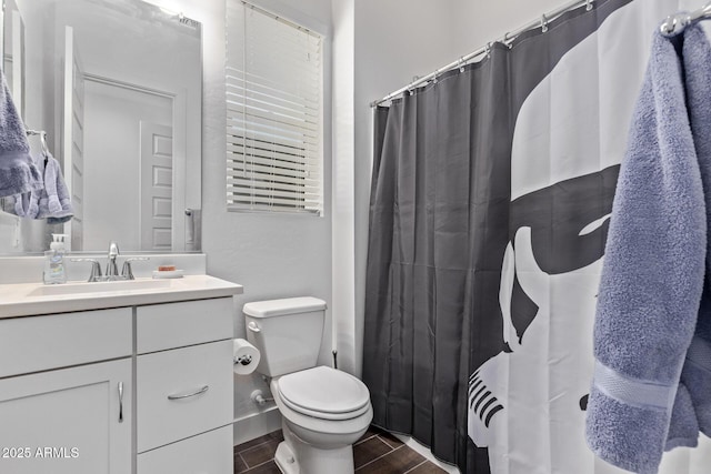 939 E Paseo Way, Phoenix, AZ 85042 - full bath featuring vanity, wood tiled floors, toilet, and a shower with curtain