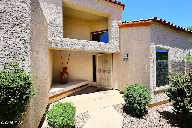 9235 N 101st St, Scottsdale, AZ 85258 - entrance to property featuring a tiled roof and stucco siding