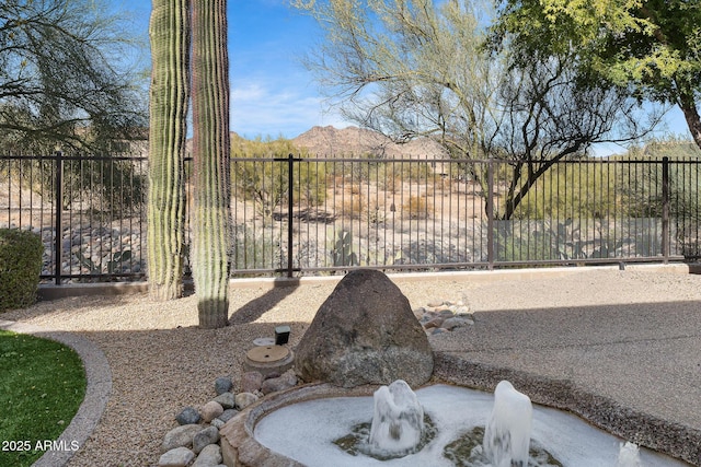 view of yard featuring a mountain view