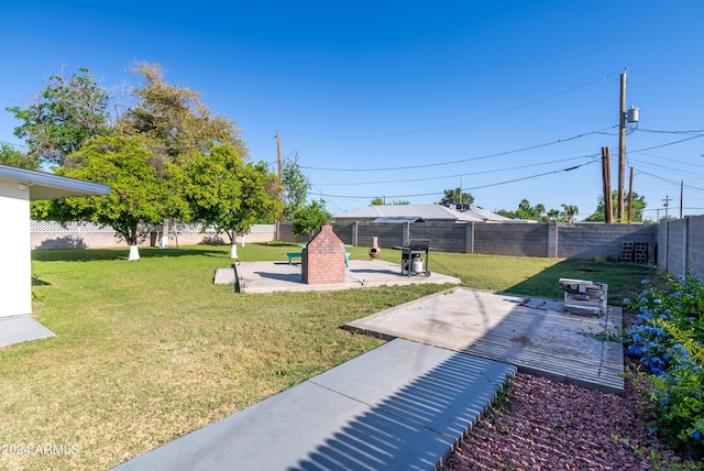 view of yard featuring a patio area