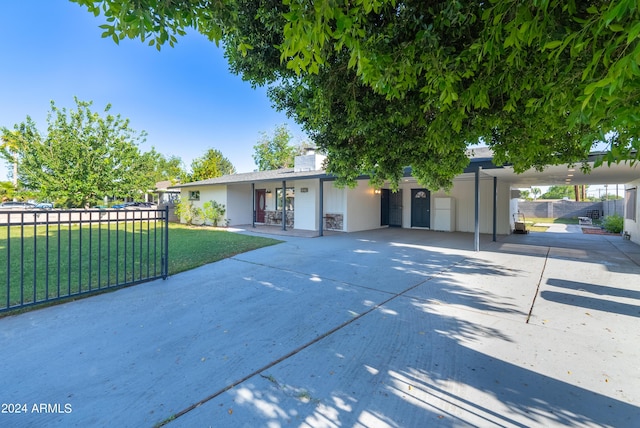 view of front of house featuring a front yard and a carport