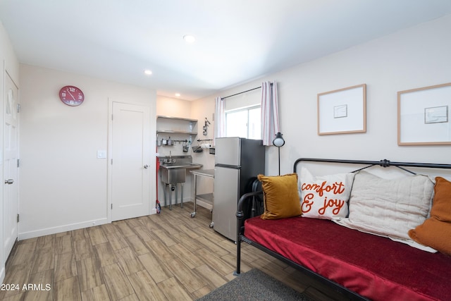 sitting room with light hardwood / wood-style floors