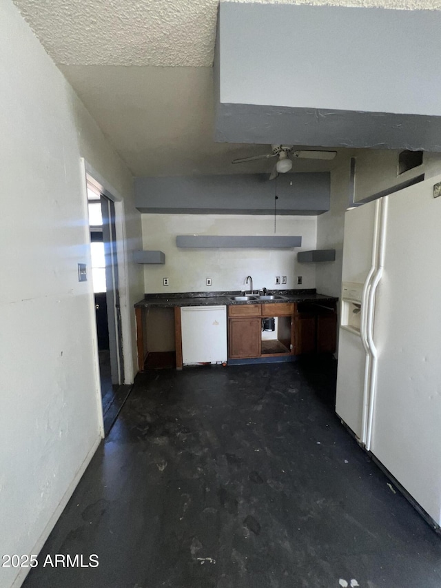 kitchen featuring sink, white appliances, a textured ceiling, and ceiling fan