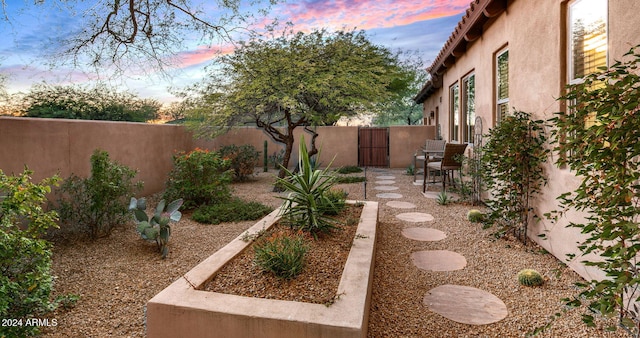 view of yard at dusk