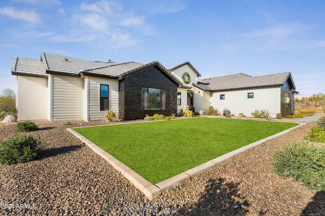 view of front of property with a front yard