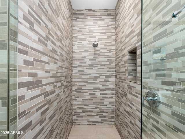 bathroom featuring tiled shower