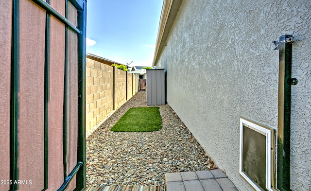 932 N Gomez St, Dewey, AZ 86327 - view of side of home with stucco siding and a fenced backyard