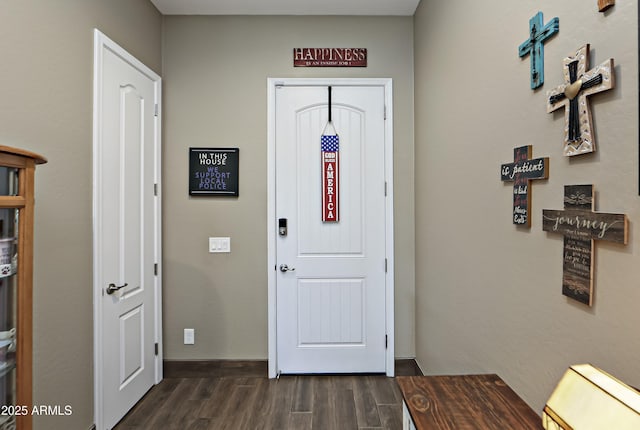 932 N Gomez St, Dewey, AZ 86327 - foyer entrance with dark wood finished floors and baseboards