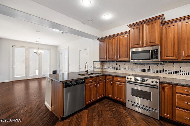 970 S Henry Ln, Gilbert, AZ 85296 - kitchen featuring stainless steel appliances, dark wood finished floors, a chandelier, a peninsula, and tasteful backsplash